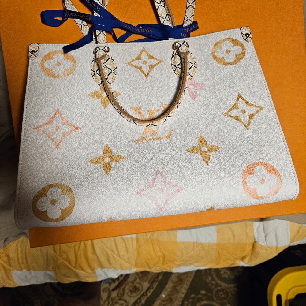 Louis Vuitton Poolside On the Go Bag - Picture 2 of 5